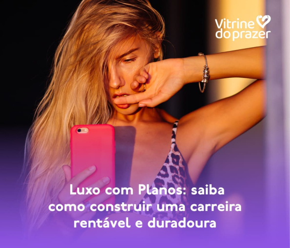 Acompanhante tira uma selfie com o celular.