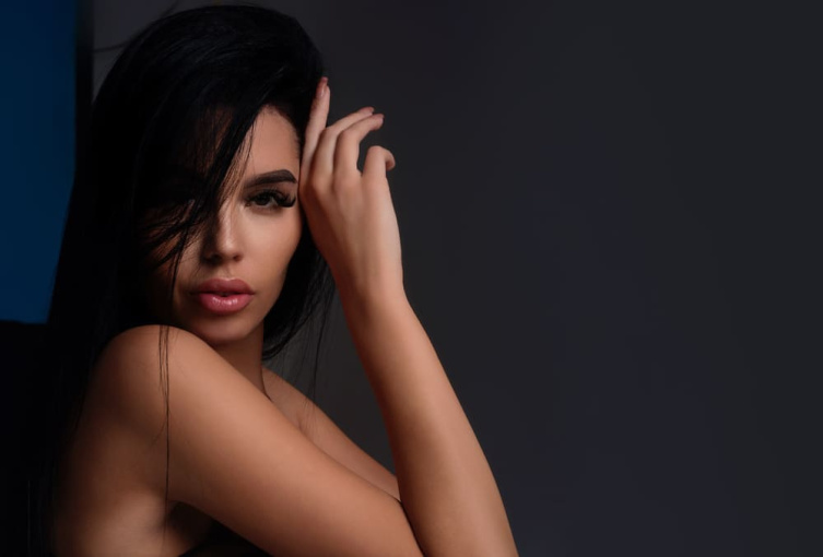 Ensaio fotogr�fico feminino com foco em atitude, beleza e sofistica��o.