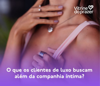 Busto de uma modelo em ensaio sensual.