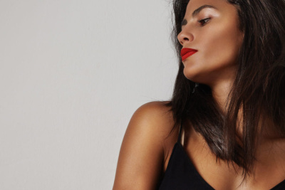 Mulher em sess�o de fotos de alto padr�o.